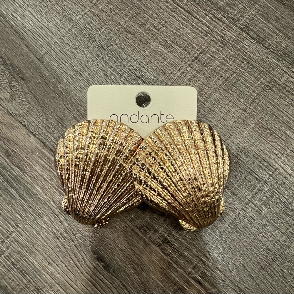 Vici shell earrings